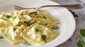 Ravioli funghi met romige kaassaus