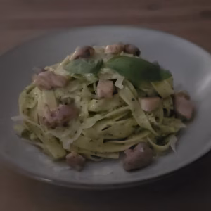 Penne pollo-pesto
