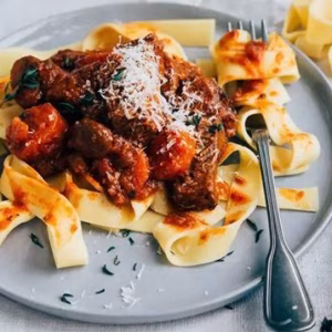 Tagliatelle in stoofvlees-tomatensaus