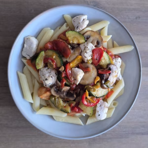 Penne met kip en groente-tomatensaus