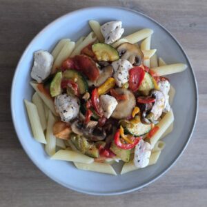 Penne met kip en groente-tomatensaus